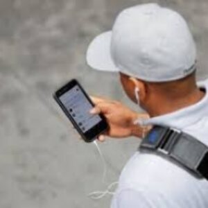 نگاه کردن به موبایل موقع راه رفتن