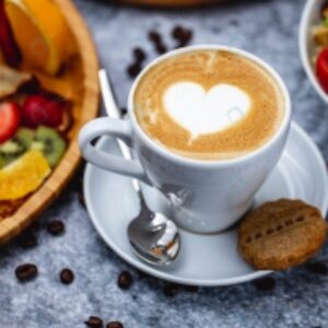 عکس استوک فنجان قهوه لاته با کوکی