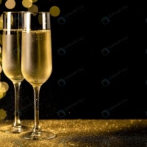 لیوان با نوشیدنی و ذرات طلا