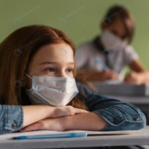 عکس استوک دانش آموز با ماسک