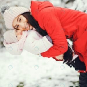 مادر و کودک در هوای برفی