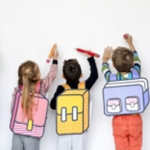 عکس استوک با موضوع همکلاسی ها-دوستان-کیف-مدرسه-آموزش