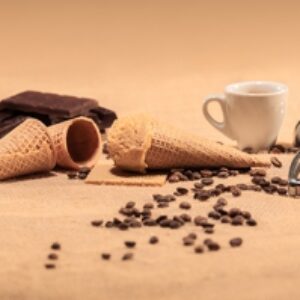 عکس استوک بستنی بادام با دانه های قهوه، شکلات و اسکوپ بستنی