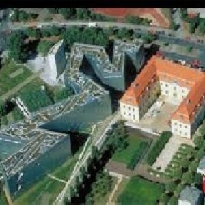 دانلود پاورپوینت آماده : بررسی موزه یهود برلین اثر دانیل لیبسکیند