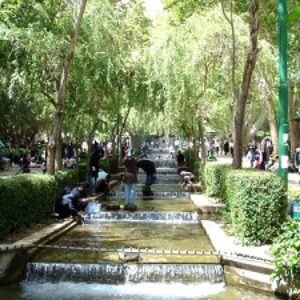 پاورپوینت کامل و جامع با عنوان بررسی شهر محلات در 24 اسلاید