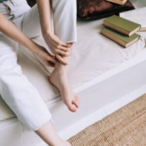 ماساژ کف پا قبل از خواب راز آرامش و سلامتی پنهان در یک عادت ساده